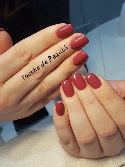 Gel sur ongles naturels