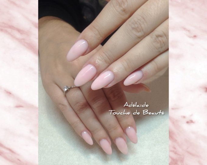 Ongles en gel avec rallongement (technique chablon)